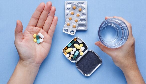 Tomar pastillas contra los hongos en las uñas de los pies.