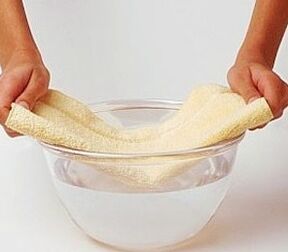 Compresas con menta y sal para tratar los hongos en las uñas de los pies