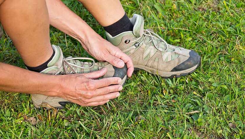 Los pacientes con micosis de los pies experimentan dolor y dificultad para caminar. 